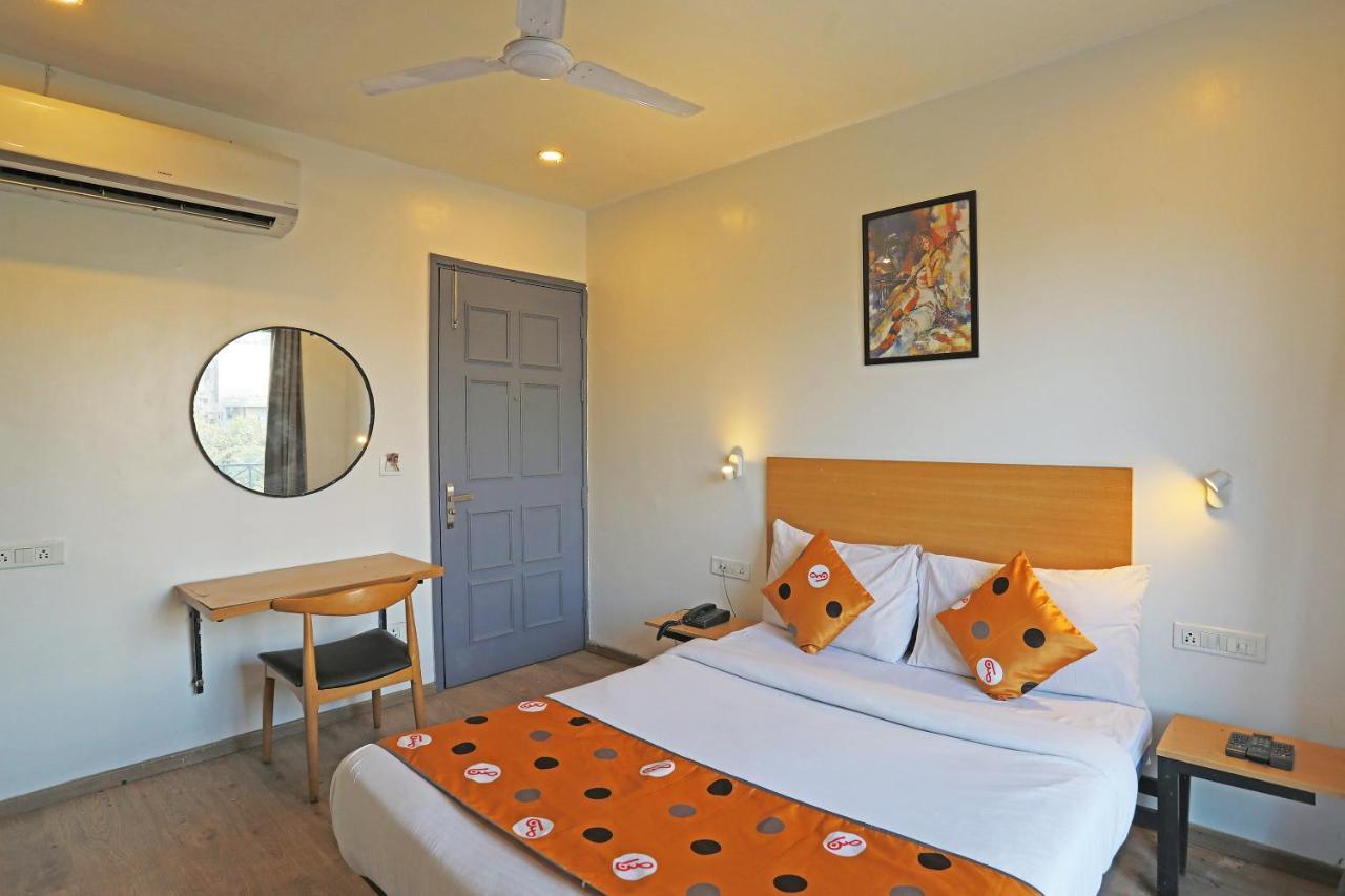 Hotel Yellow Chilli Britannia Chowk- Couple Friendly Local Id Accepted Új-Delhi Kültér fotó